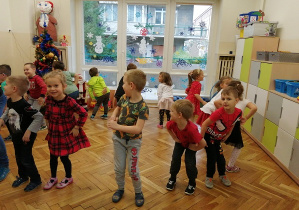 dzieci tańczą w kole widok zdjęcia na całą salę